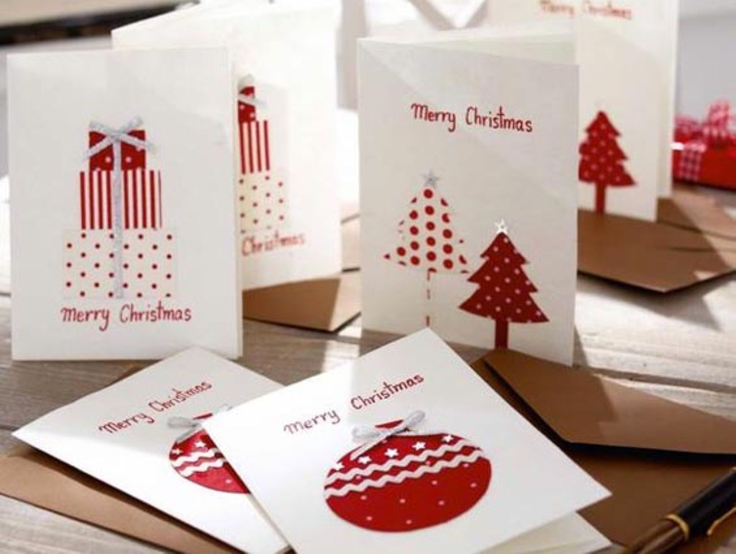 Weihnachtskarten mit roten Applikationen