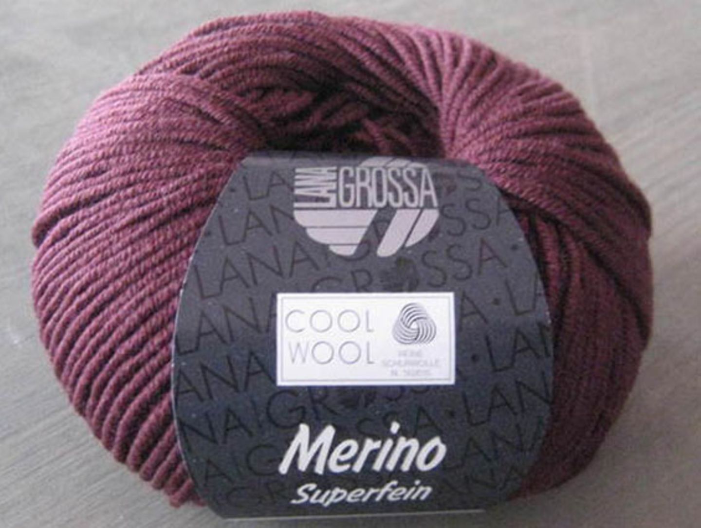 Pflaume-farbende Merino-Wolle