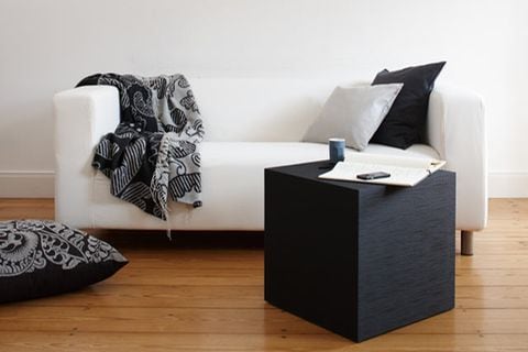 Sofa mit Deko in Schwarz und Weiß