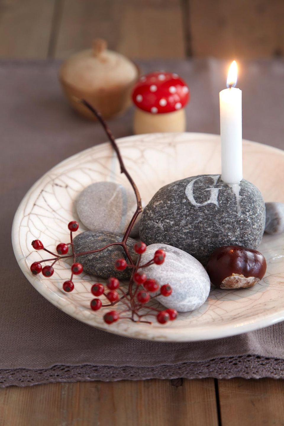 Herbstliche Tischdeko mit Kerzen und Steinen
