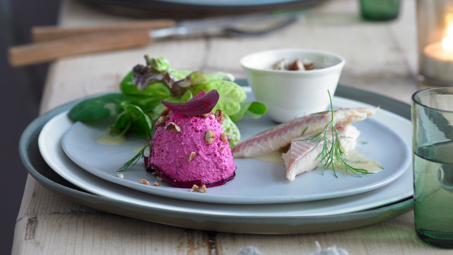 Rote-Bete-Mousse mit Wintersalat und Forelle Rezept - [LIVING AT HOME]