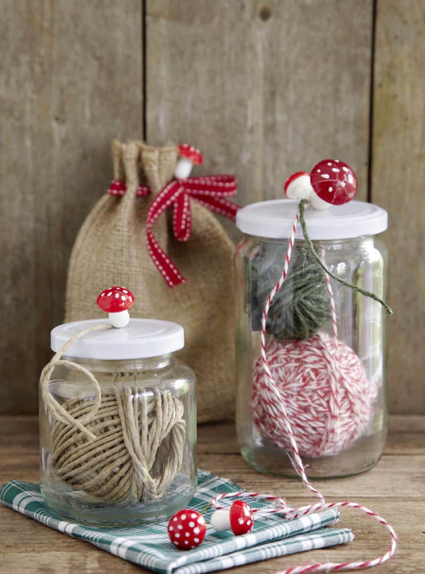 Gartenschnur-Spender aus einem Glas und Dekopilzen als Griff als Last-Minute-Weihnachtsgeschenk