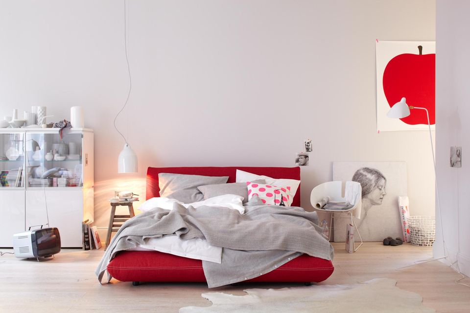 Schlafzimmer in Rot- und Grautönen