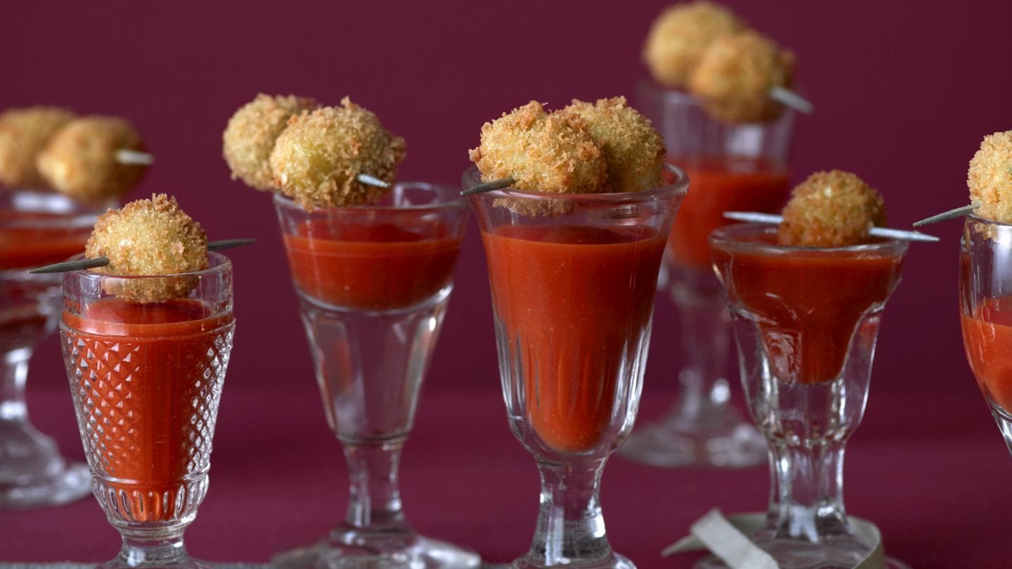 Bloody-Mary-Shooter mit Knusperoliven Rezept - [LIVING AT HOME]