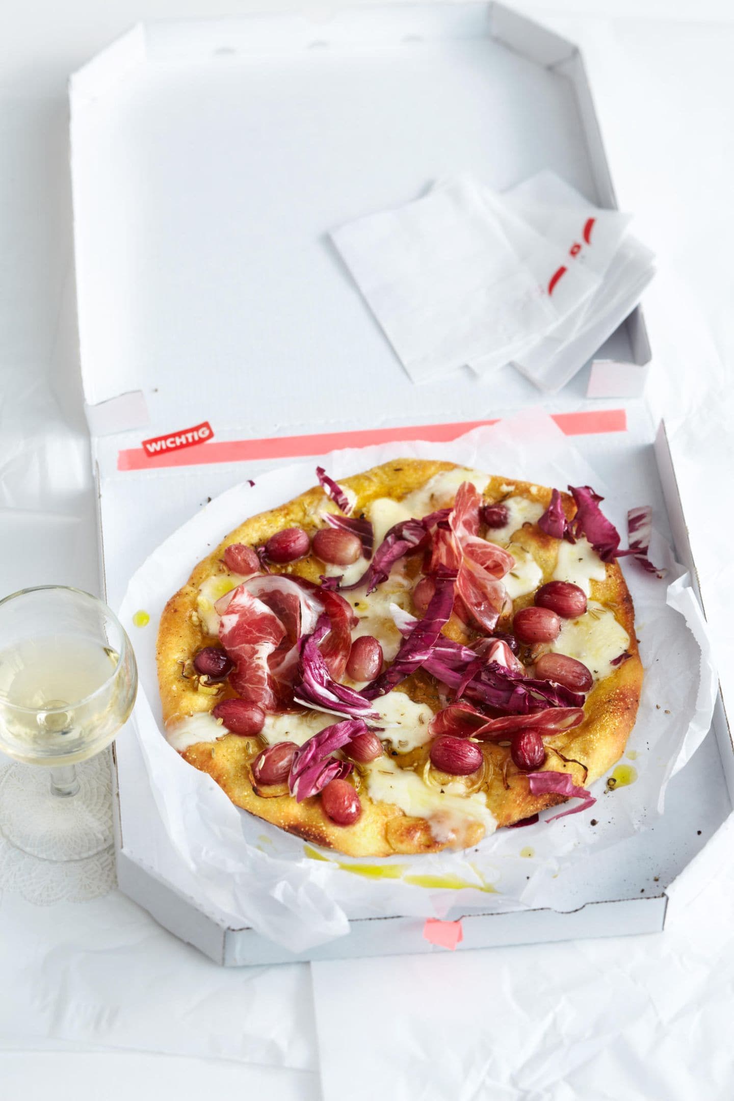 Pizza mit Trauben und Radicchio