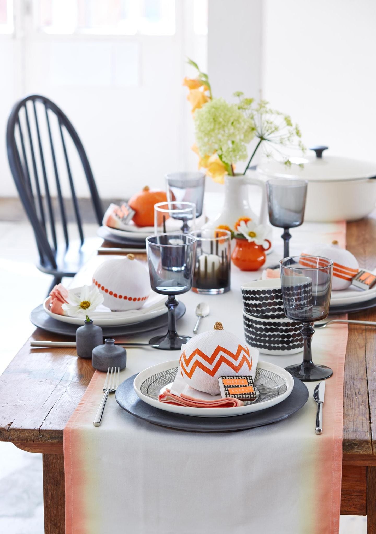 Herbstlicher Tisch in Schwarz-Weiss und Orange