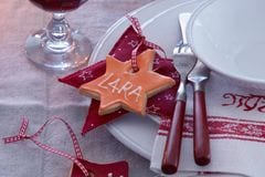 Weihnachtliche Tischdeko mit Marzipan-Mürbeteig-Sternen