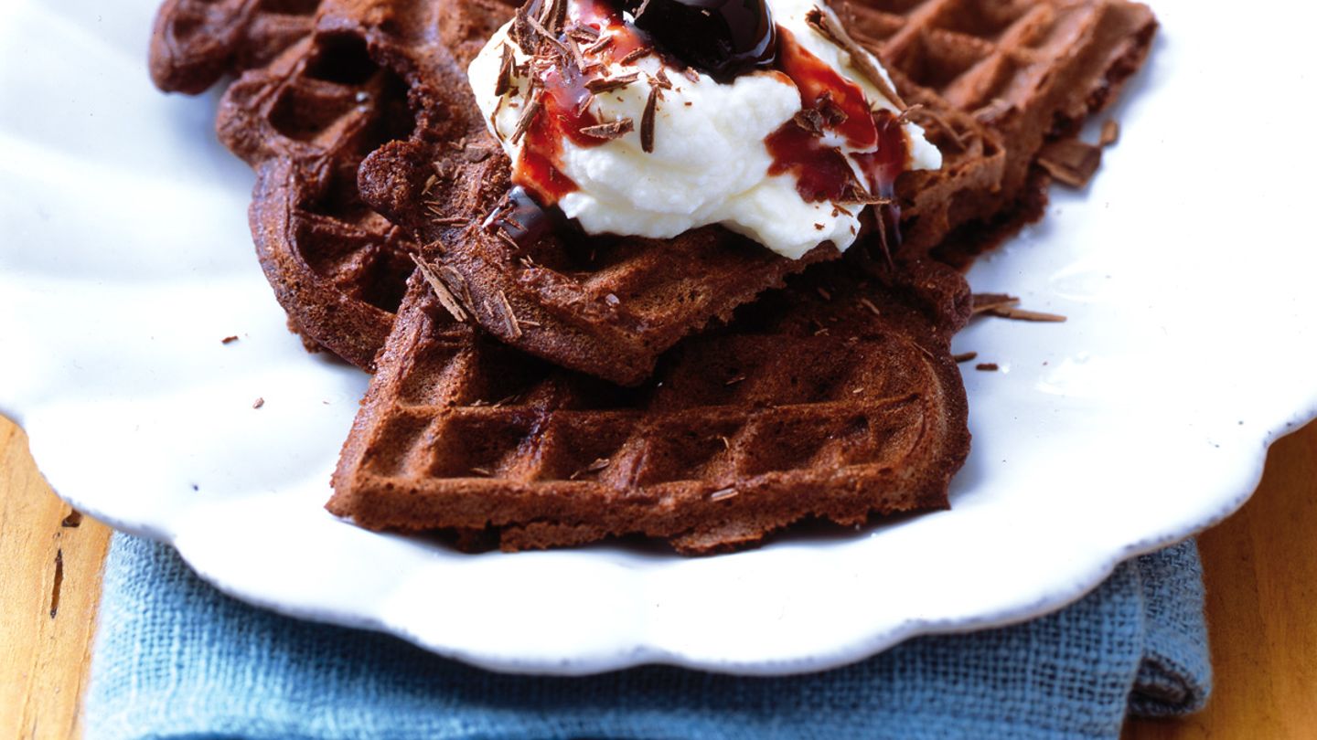 Schokoladen-Waffeln mit Amarenakirschen Rezept - [LIVING AT HOME]