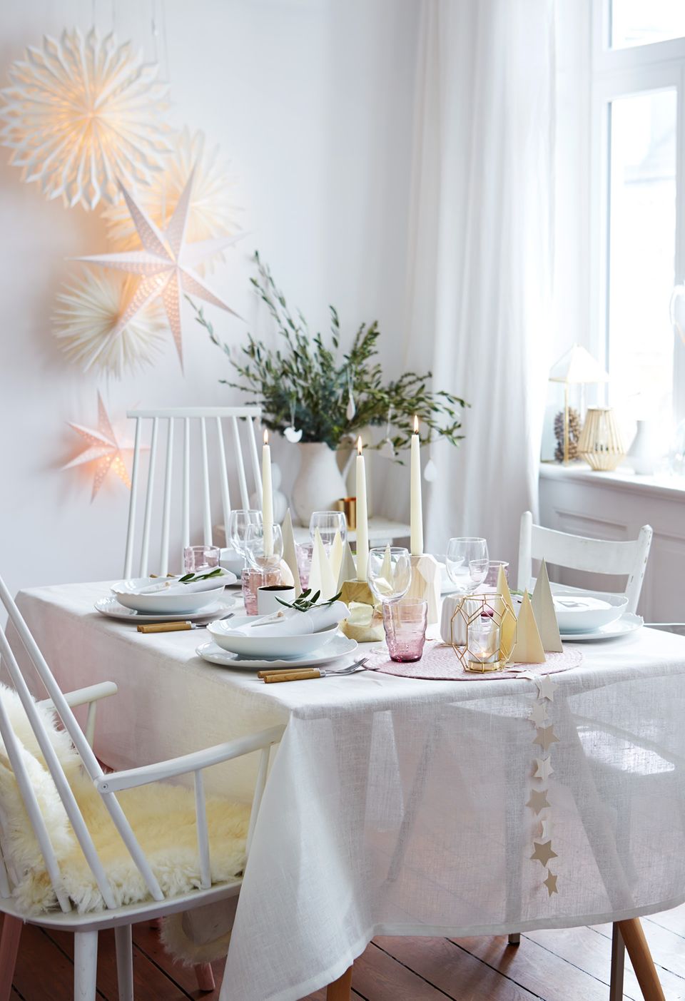 Weihnachtliche Tischdeko in Weiß