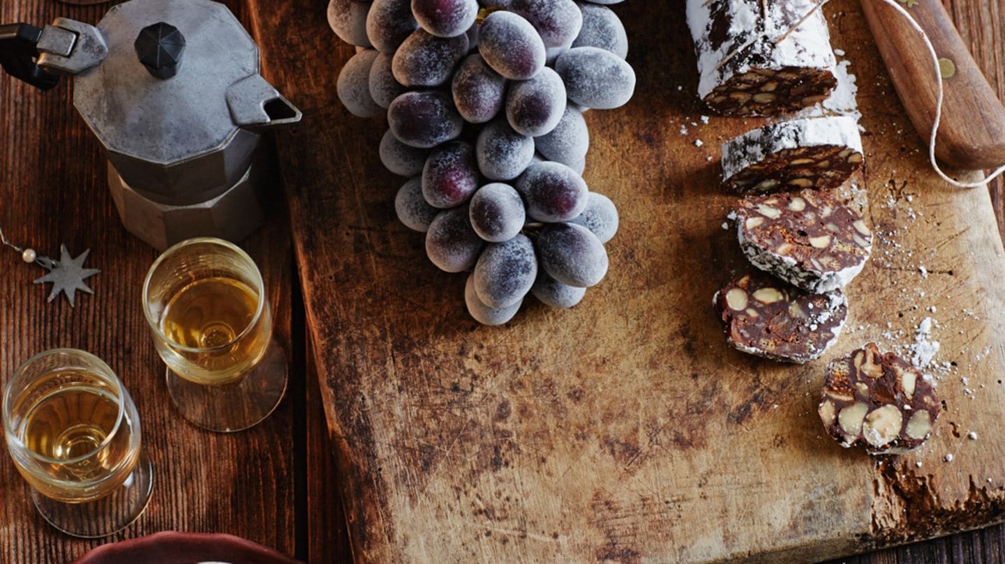 SchokoNussSalami mit geeisten Trauben Rezept [LIVING AT HOME]