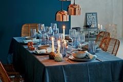 Gedeckter Tisch in Kupfer und Mitternachtsblau und Kupferlampen