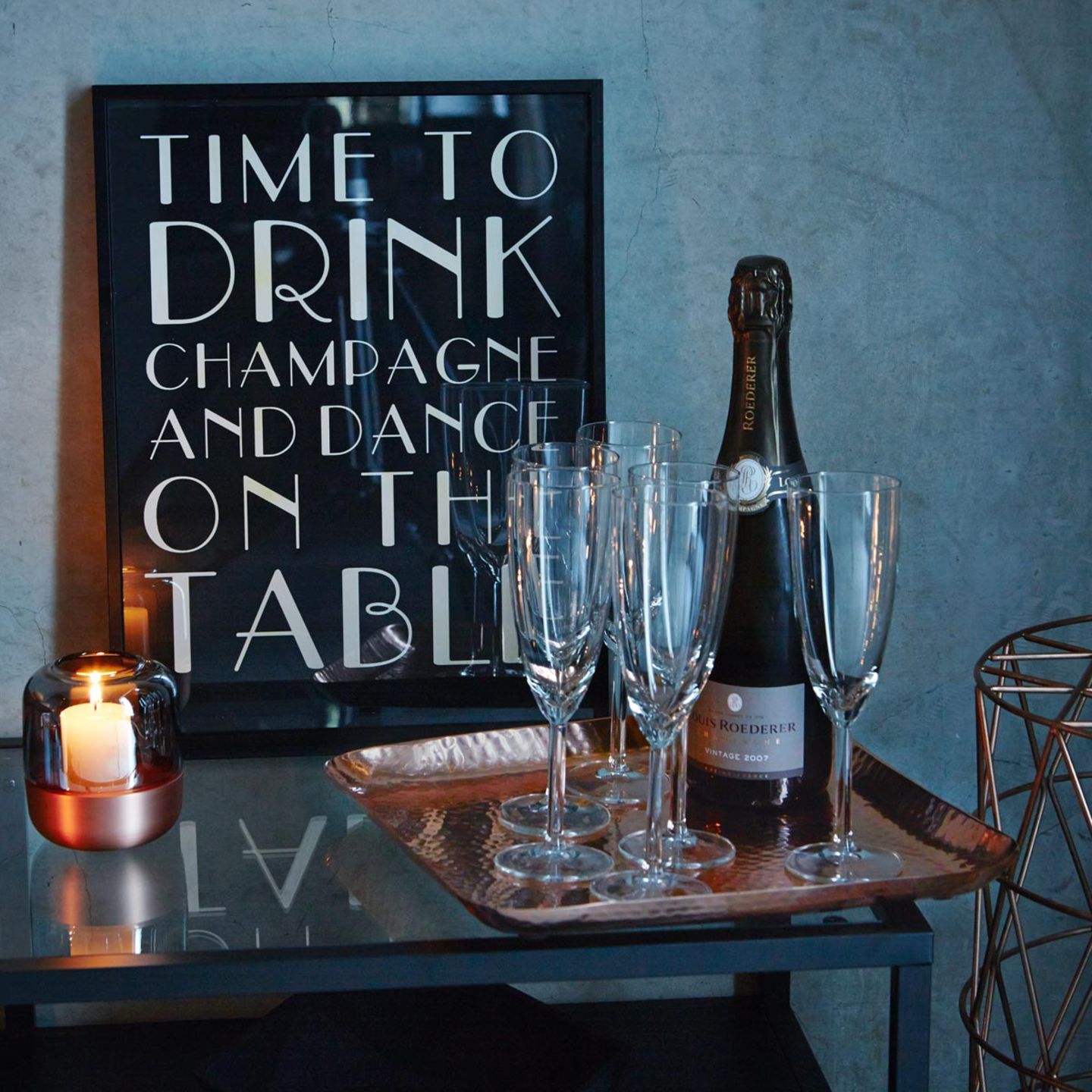 Kupfertablett mit Getränken und Poster "Time to drink champagne and dance on the table"