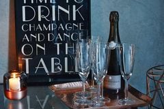 Kupfertablett mit Getränken und Poster "Time to drink champagne and dance on the table"