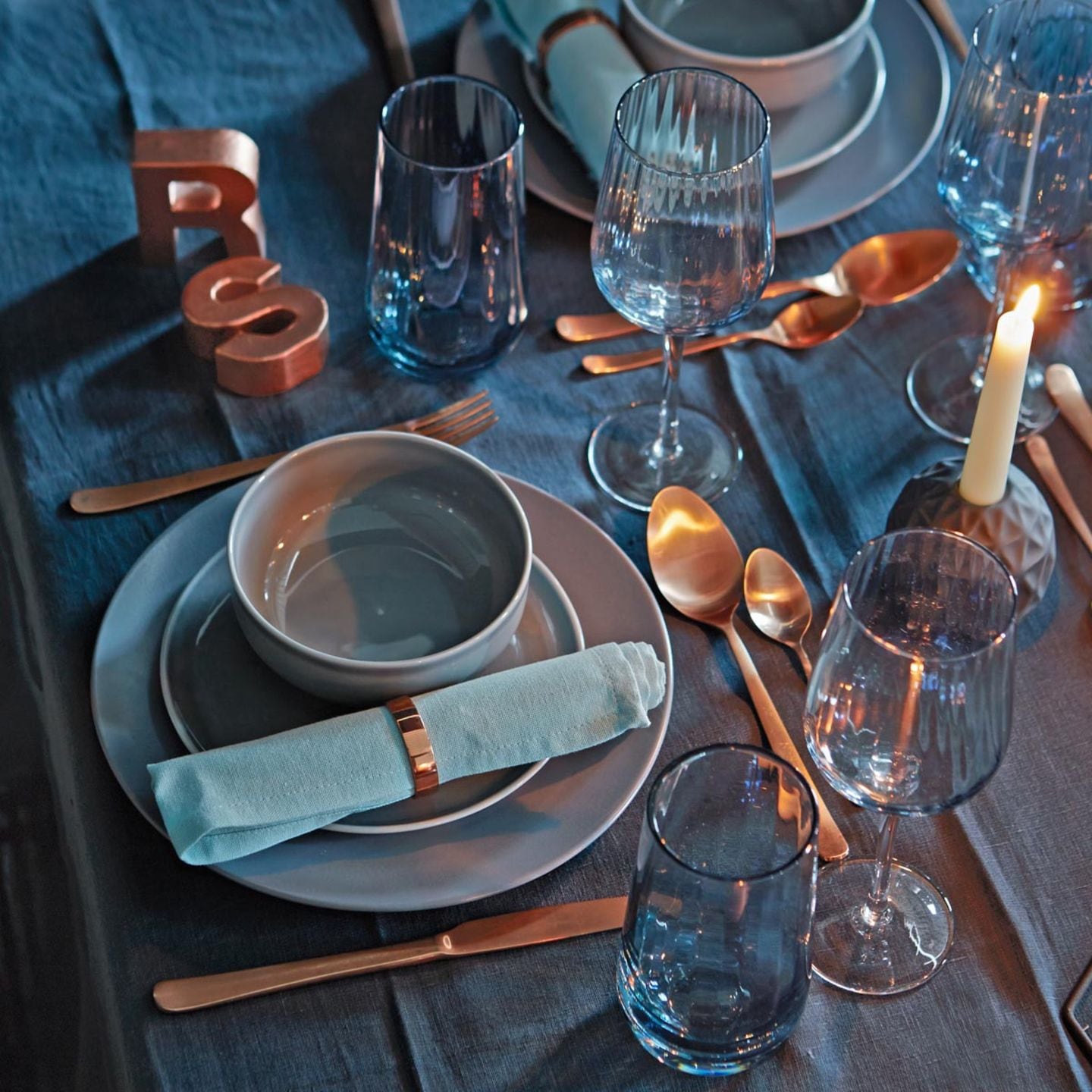 Tischdeko in Kupfer und Mitternachtsblau
