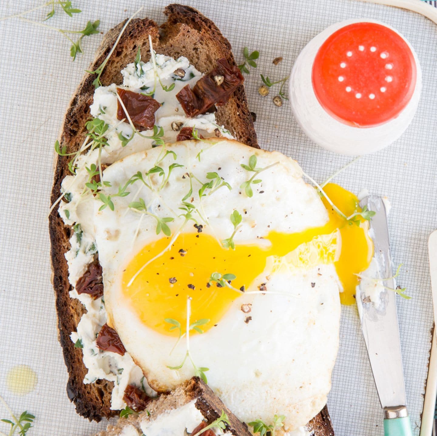 Feta-Tomaten-Stulle mit Spiegelei Rezept - [LIVING AT HOME]