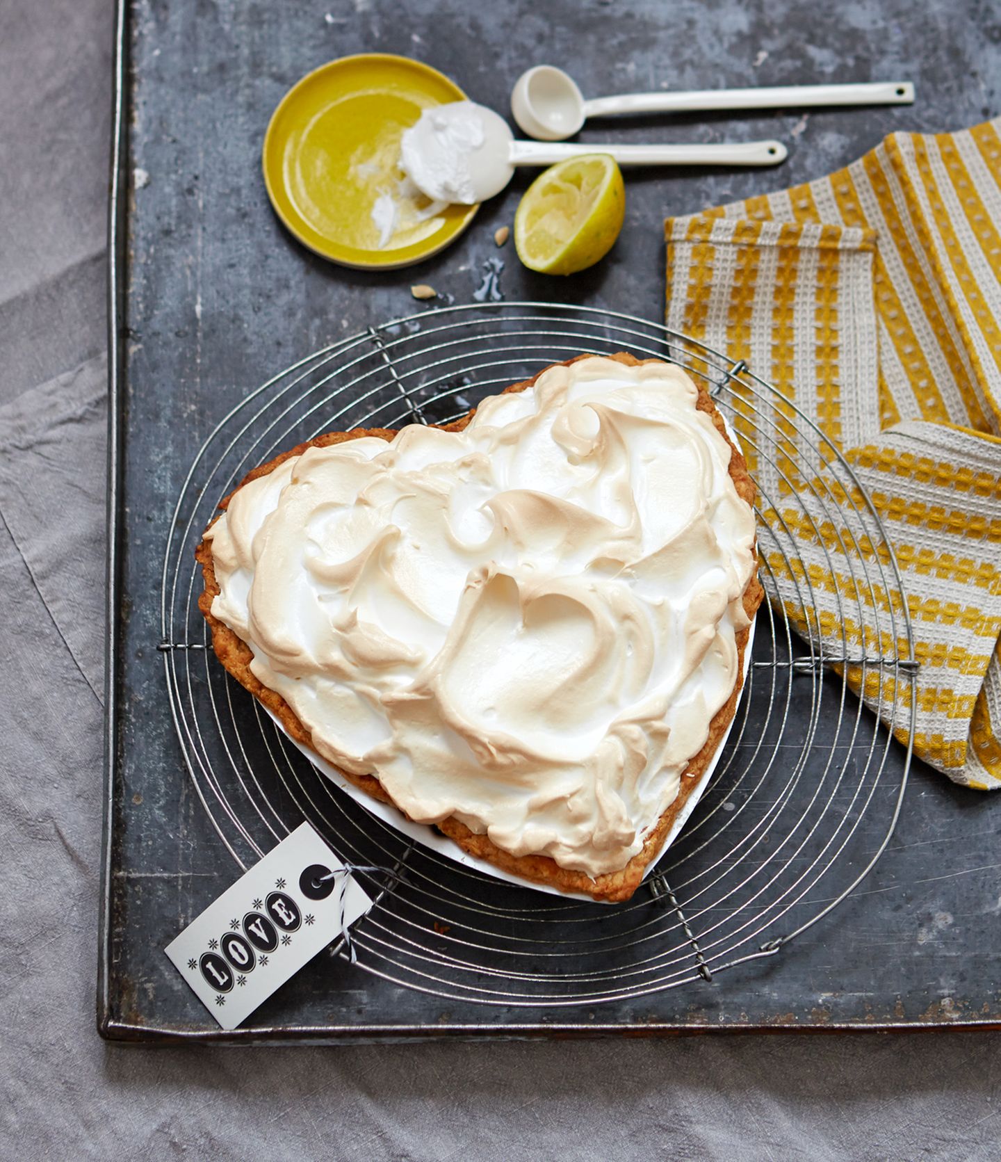 Lemon Meringue Pie in Herzform