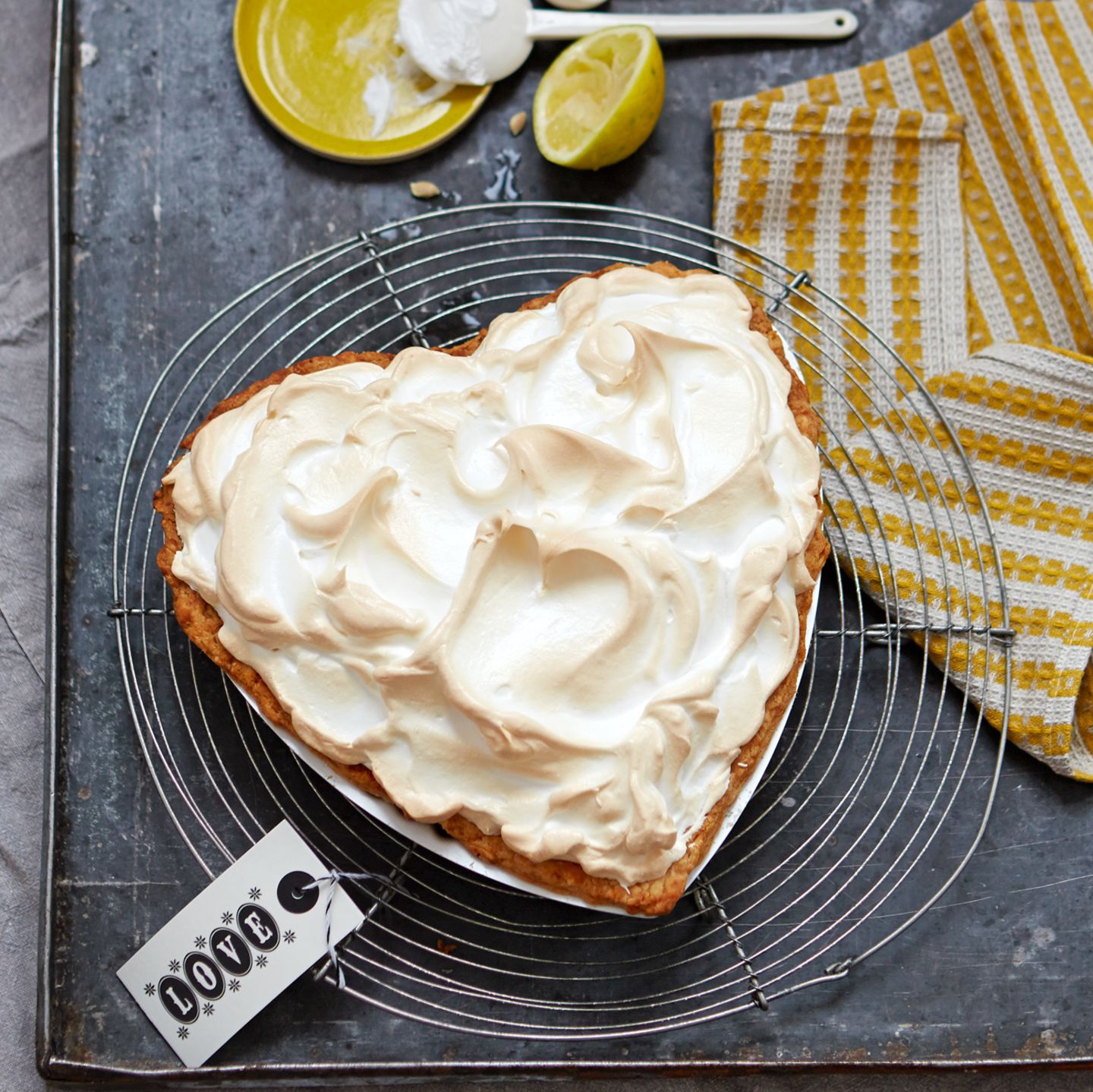Lemon Meringue Pie in Herzform