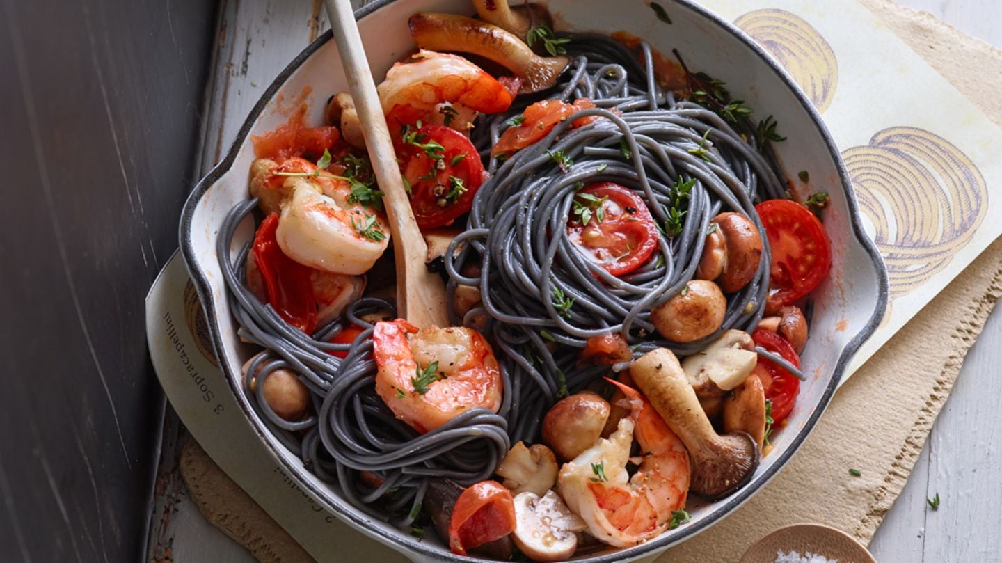 Sepia-Spaghetti mit Garnelen und Pilzen Rezept - [LIVING AT HOME]