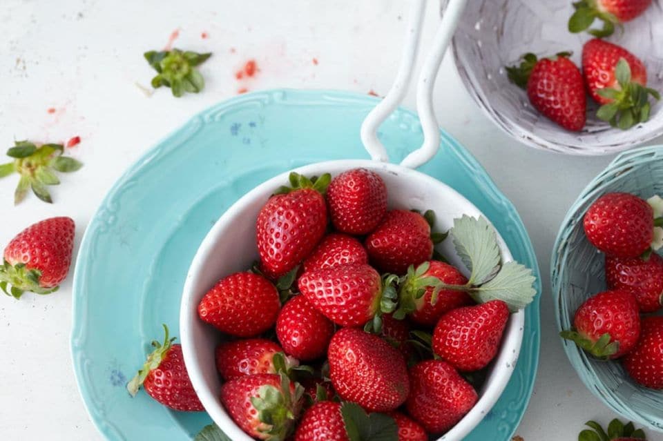 Erdbeeren auf hellblauem Teller