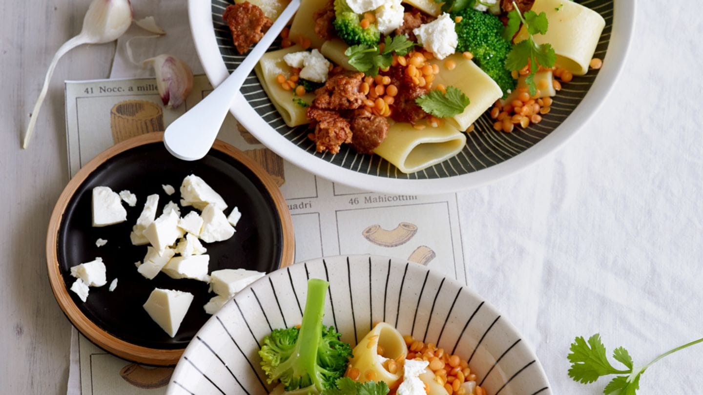 Paccheri mit Lammhack und Linsen Rezept - [LIVING AT HOME]