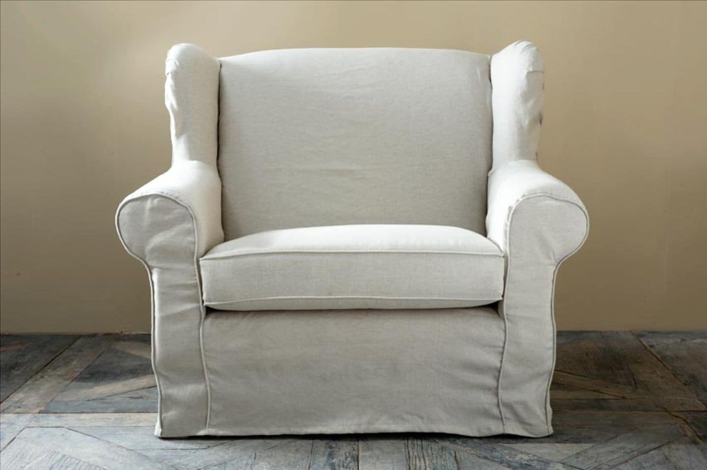 Sessel mit weißem Stoffbezug
