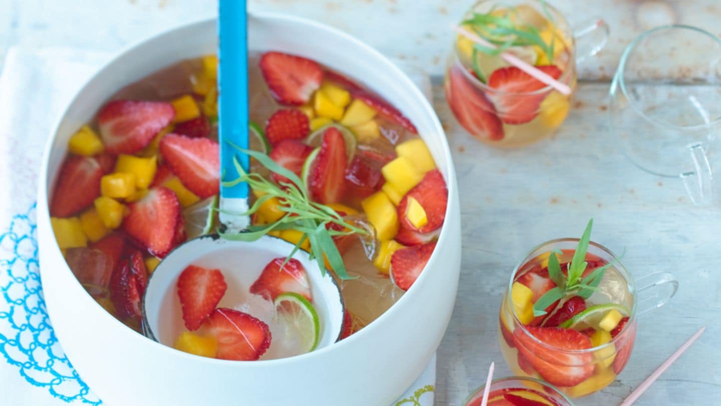 Erdbeer-Mango-Bowle Rezept - [LIVING AT HOME]