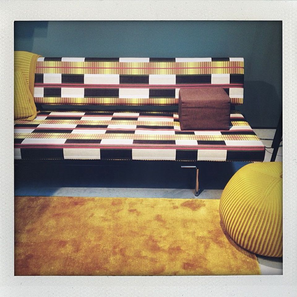 Sofa mit grafischem Msuter von Spectrum auf der imm 2015
