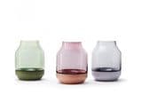 Vase aus farbigen Glas mit Holz