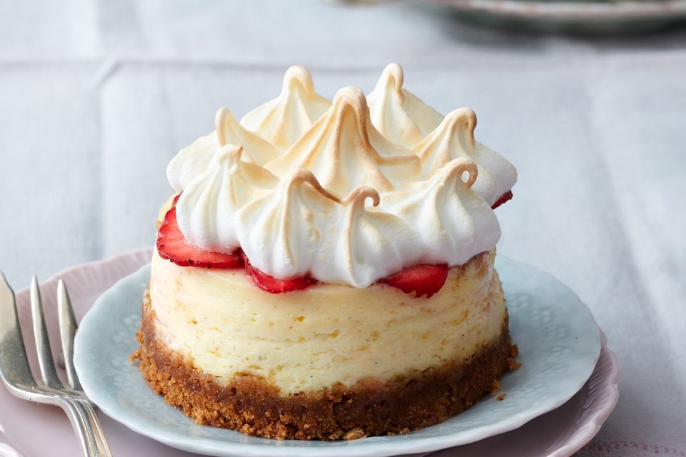 Cheesecake-Törtchen mit Erdbeeren und Baiser