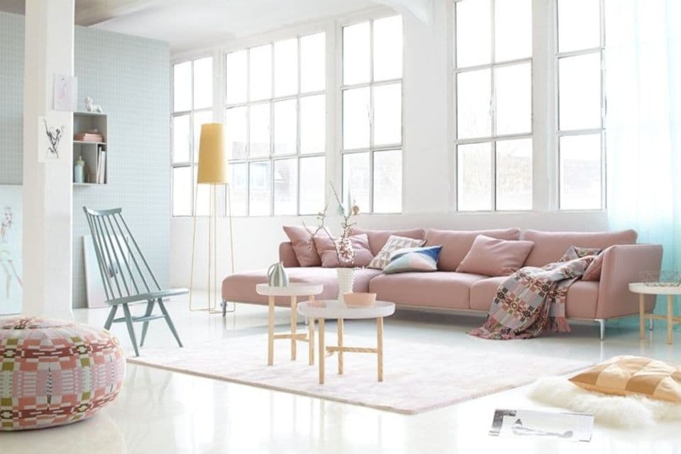 Sofa, Stuhl, Stehleuchte und Kissen in Pastell
