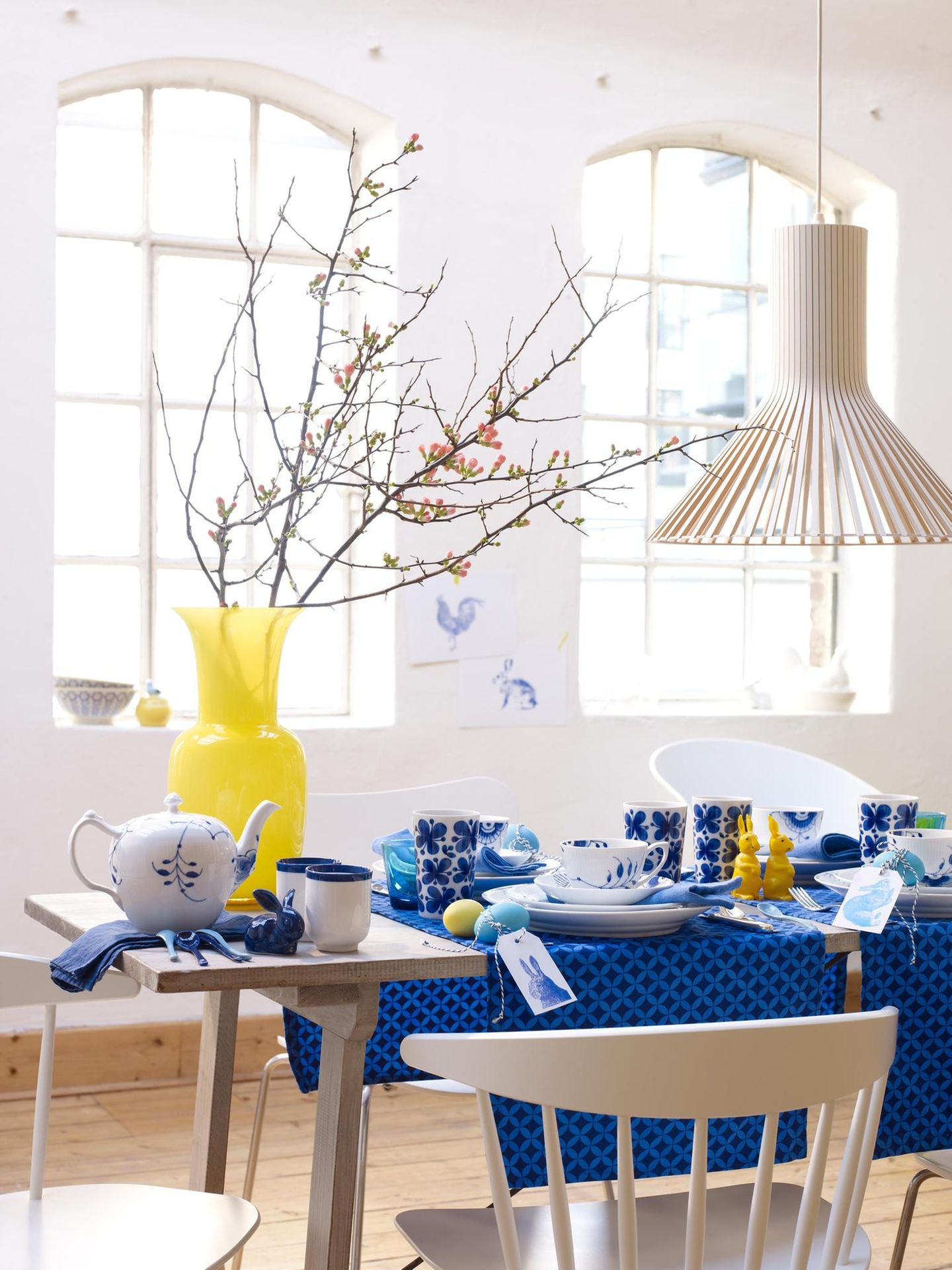 Tischdeko für Ostern in Blau, Weiß und Gelb