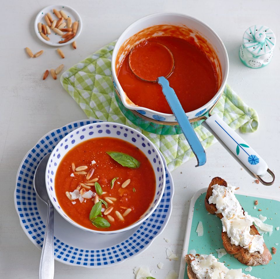 Rezept: Tomatensuppe mit Ricotta-Röstbrot