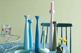 Tisch, Stühle und Kerzenständer in Blau- und Grüntönen