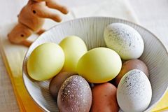 Gelb eingefärbte Eier und naturbelassene Eier in einer Schüssel
