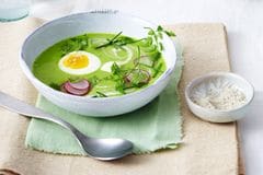 Rezept: 7-Kräuter-Suppe mit Ei