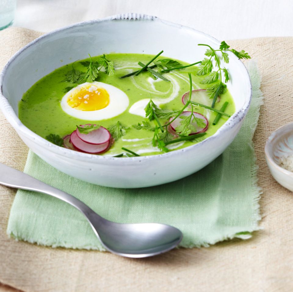 Rezept: 7-Kräuter-Suppe mit Ei