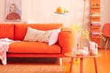 Wohnzimmer mit Möbeln in Orange
