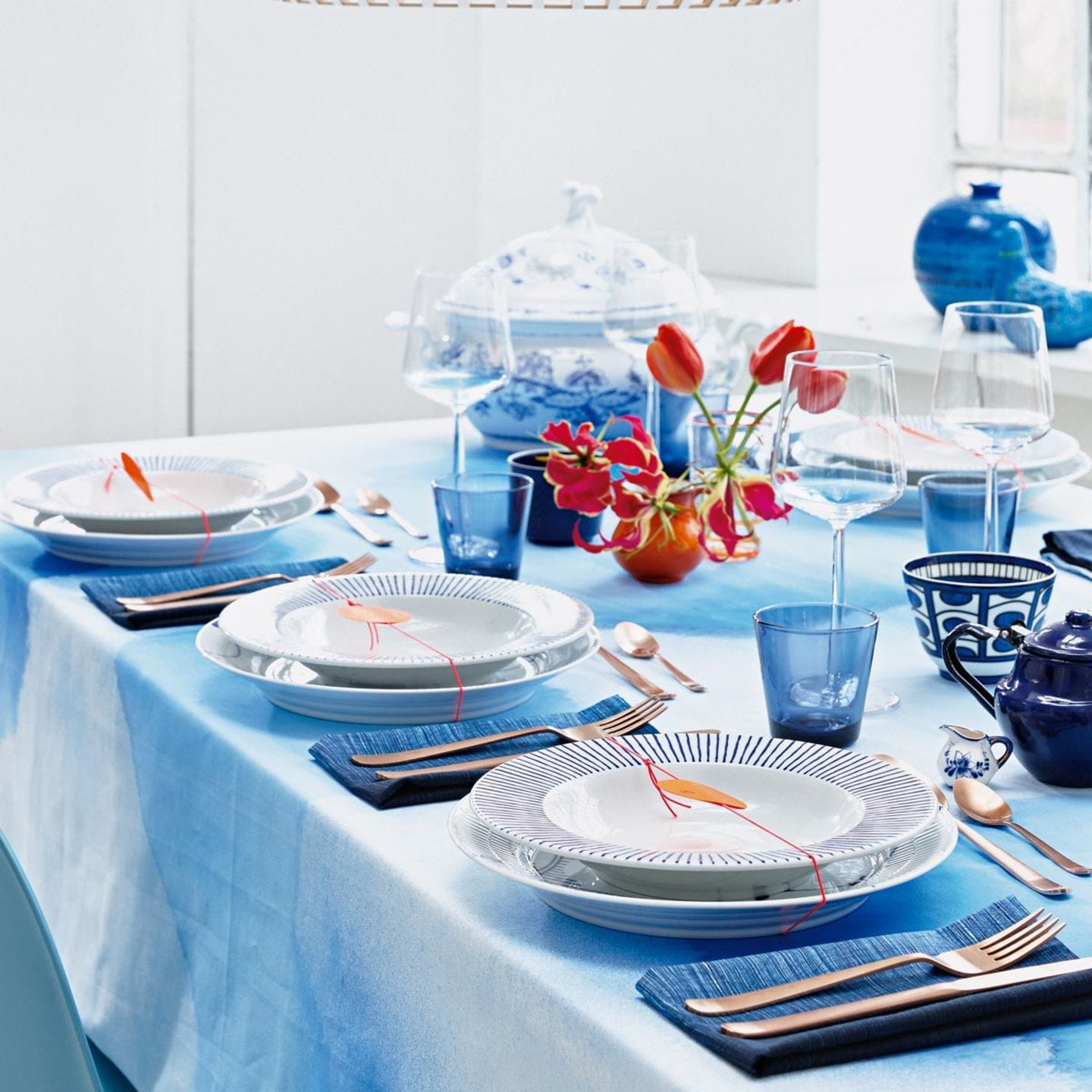 Gedeckter Tisch in Blau und Weiß