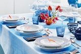 Gedeckter Tisch in Blau und Weiß