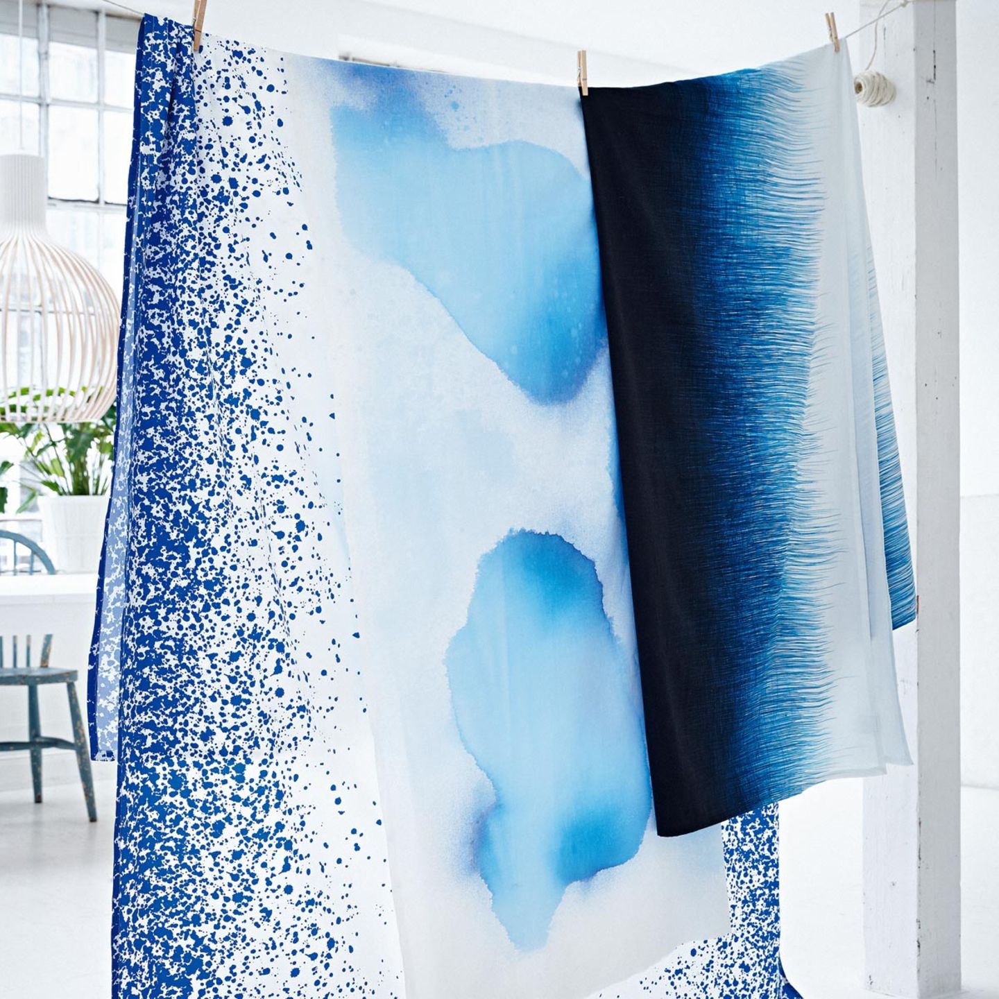 Tischdecken mit blauen Mustern und Einfärbungen, Ferm Living