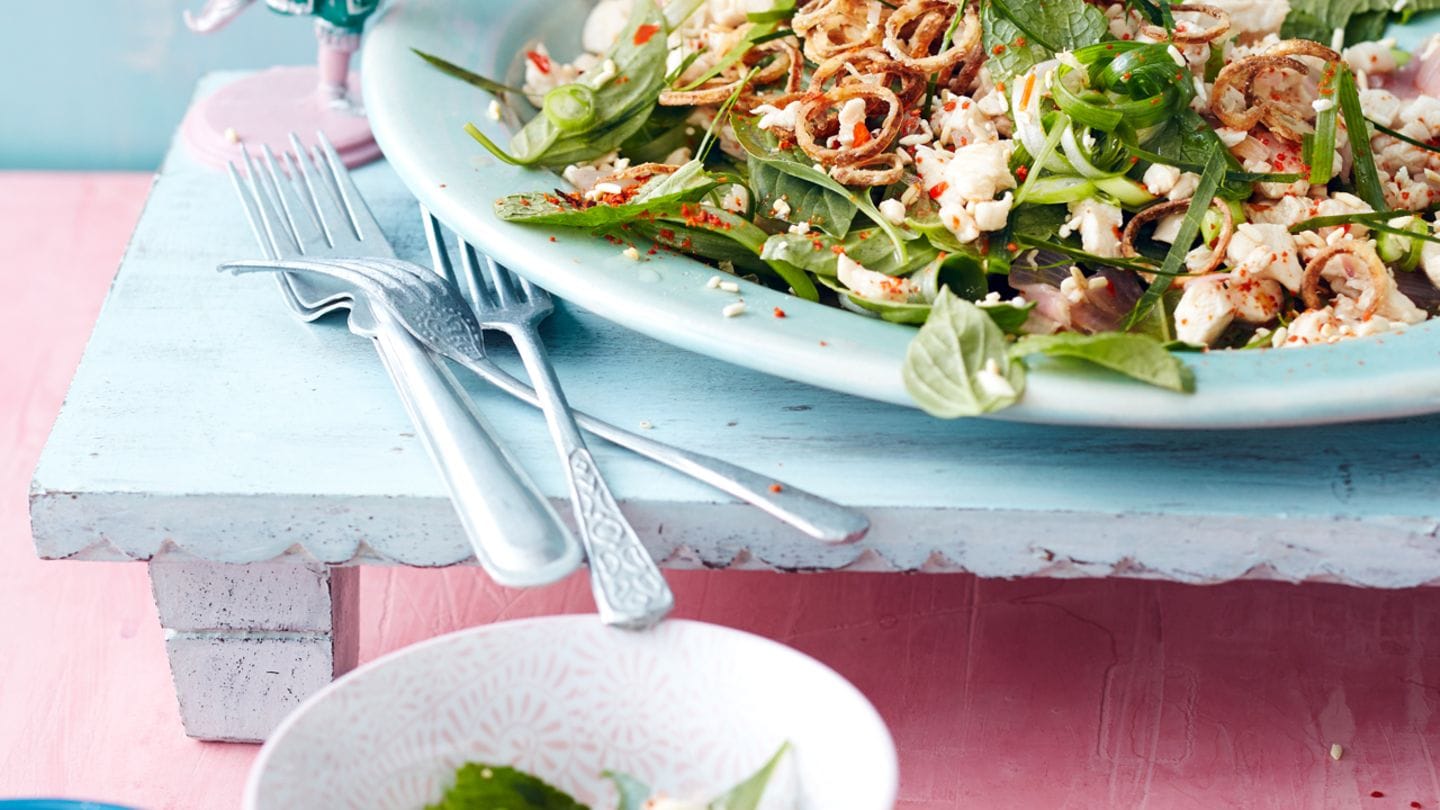 Knackiger Hähnchensalat Rezept - [LIVING AT HOME]