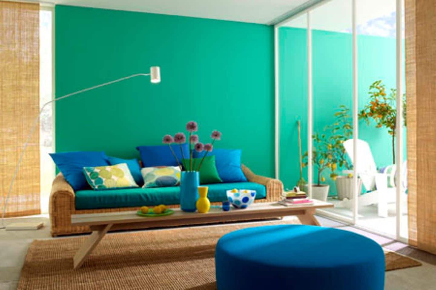 WAndfarbe Blau, Türkis mit Möbeln in Blau und Rattan