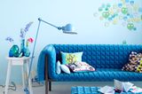 Wandfarbe und Sofa in Blau
