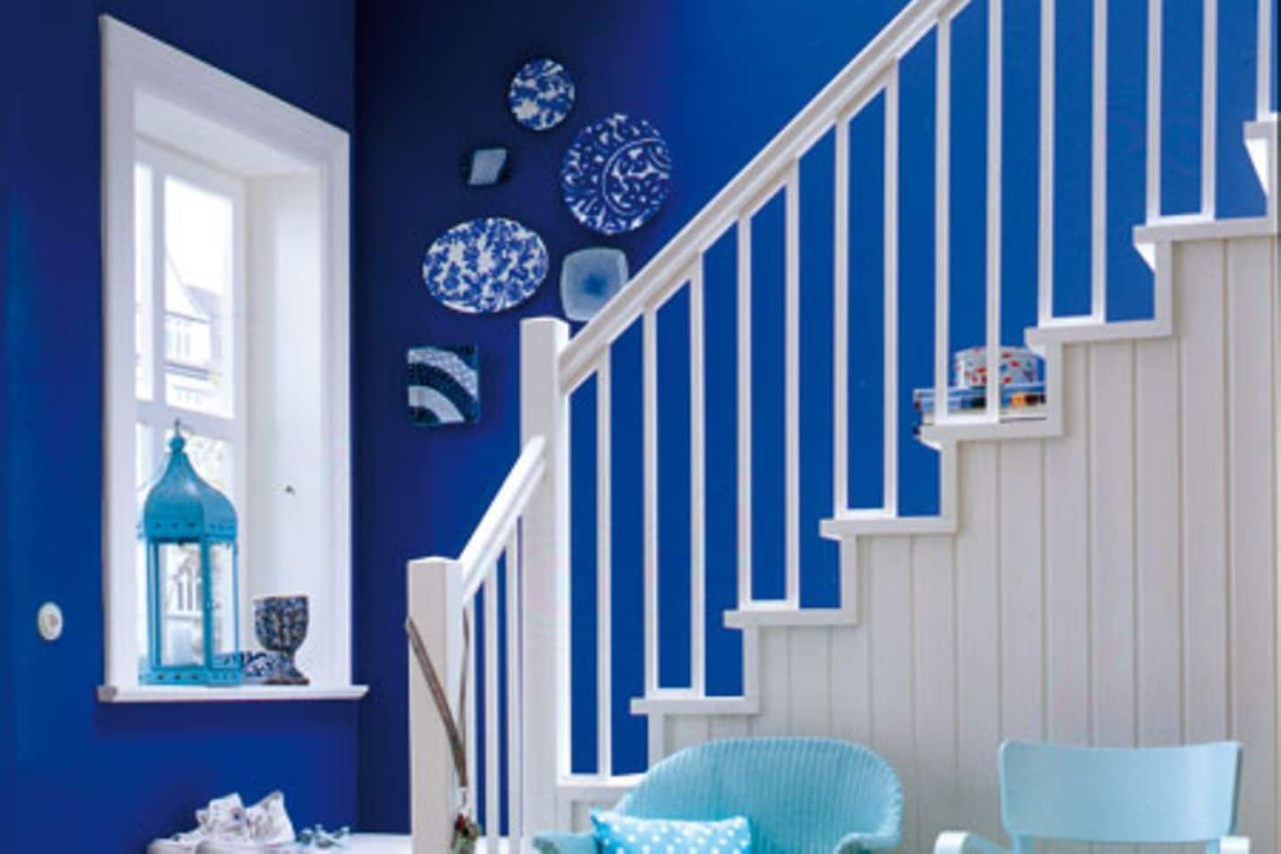 Leuchtende blaue Wände im Flur  - Bild 10