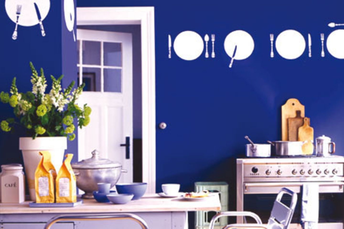 Kräftiges Ultramarinblau in der Küche - Bild 11