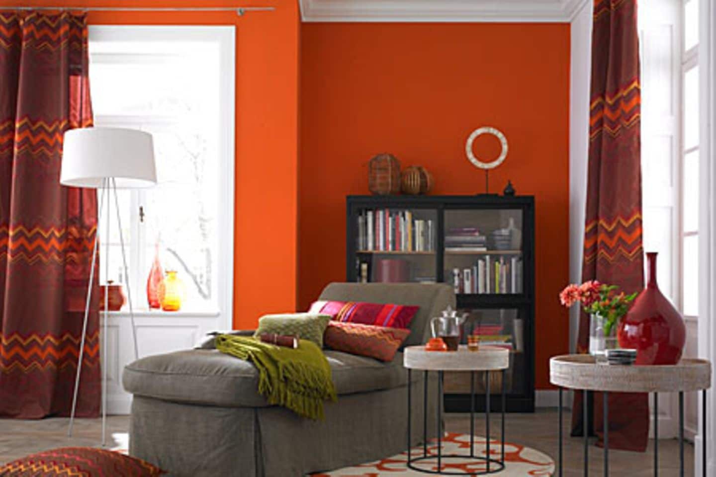 ▷ Farbige Wand in leuchtendem Orange