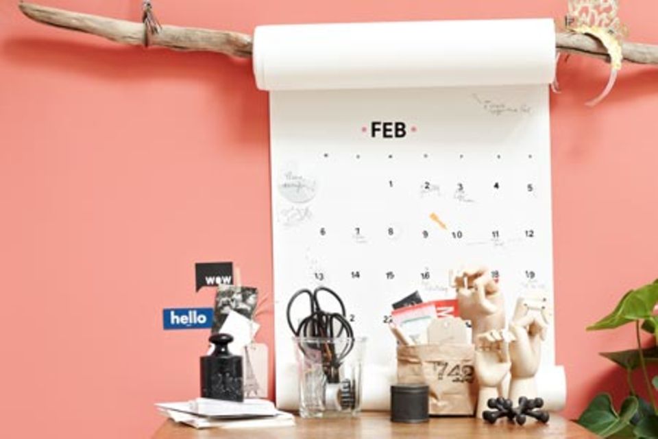 Memoboards und Kalender auf farbigen Wänden
