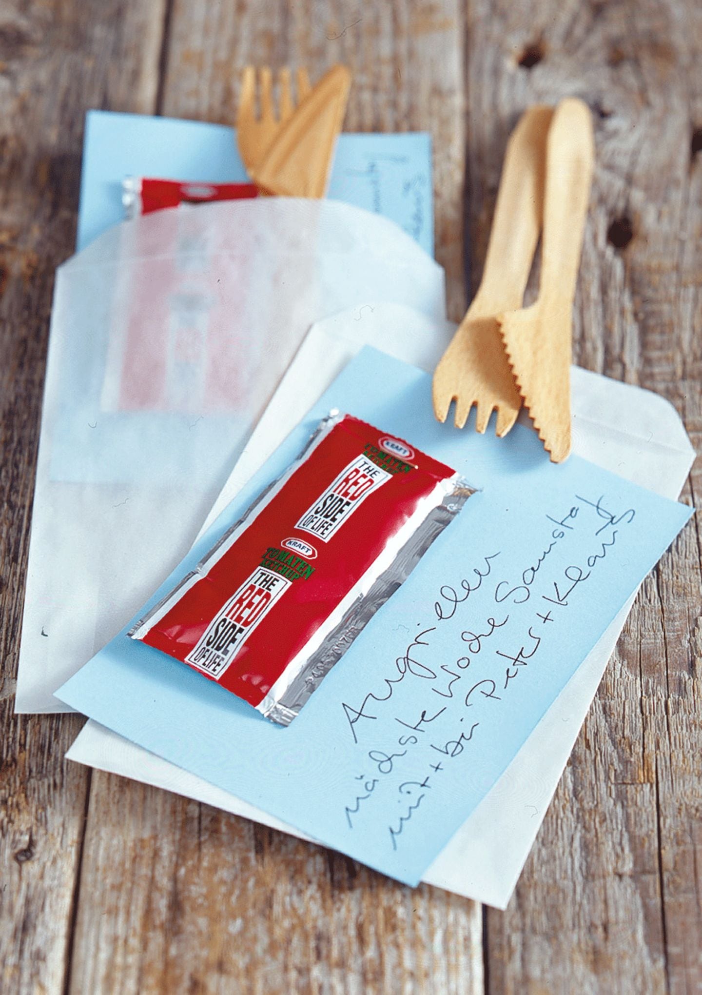Selbstgemachte Einladung zum Grillfest: Ketchup Minitüte und Holzbesteck