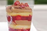 Rezept: Schoko-Kirsch-Trifle mit Orangenbiskuit