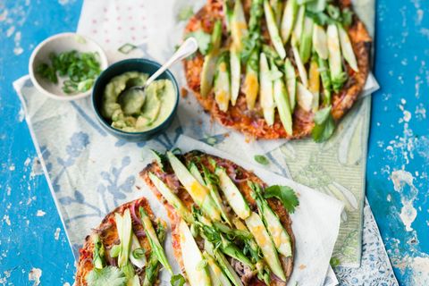Rezept: Tortilla-Pizza mit grünem Spargel und Avocadomus
